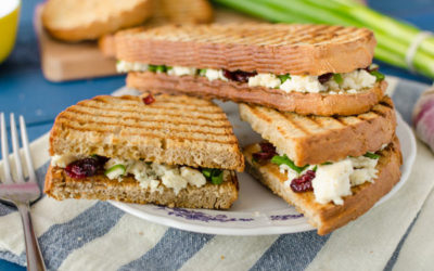 Sandwich de queso azul con confitado de higo y cranberry